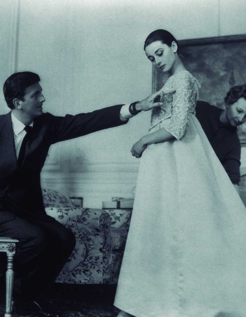 Hubert de Givenchy con Audrey Hepburn