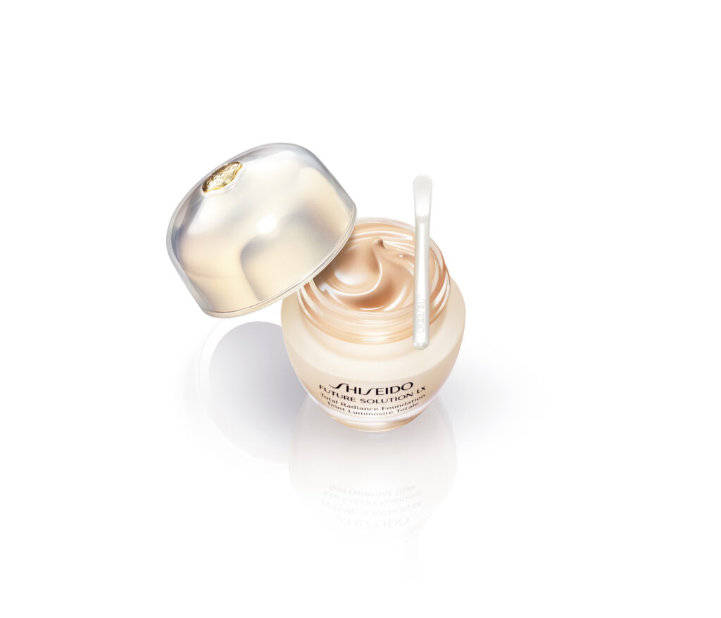 Future Solution LX Total Radiance Foundation, de Shiseido