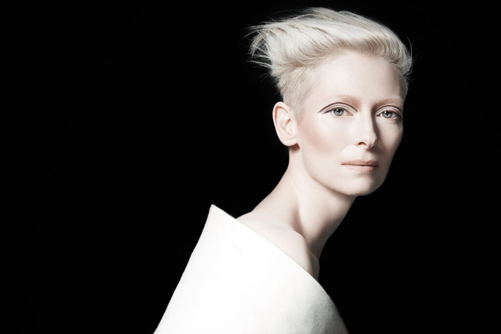 La actriz Tilda Swinton en la campaña publicitaria de Dual Intensity Blush, de Nars.