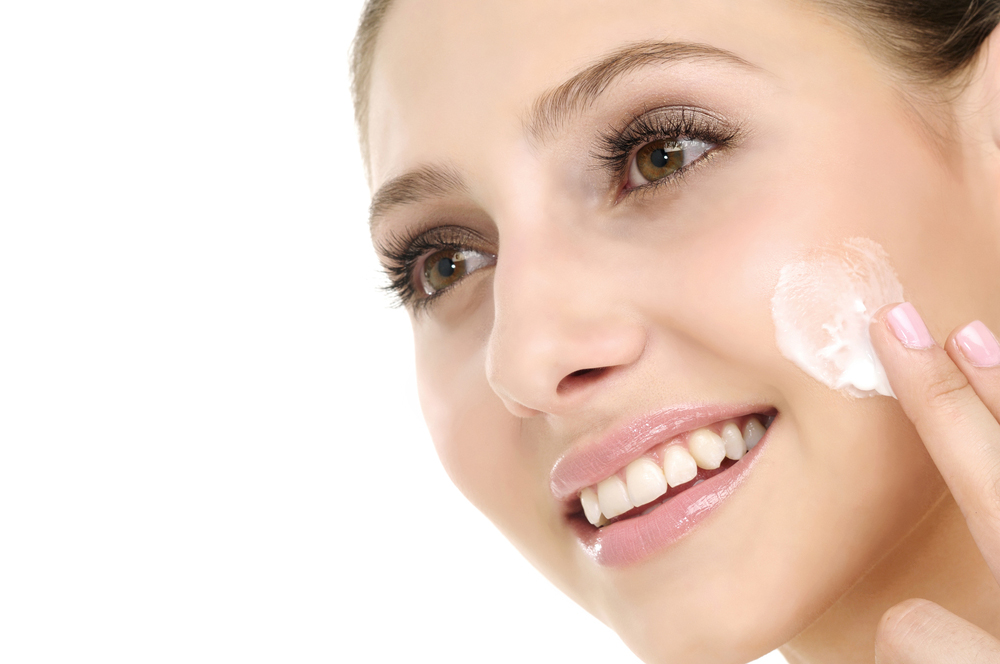 Mujer aplicándose crema