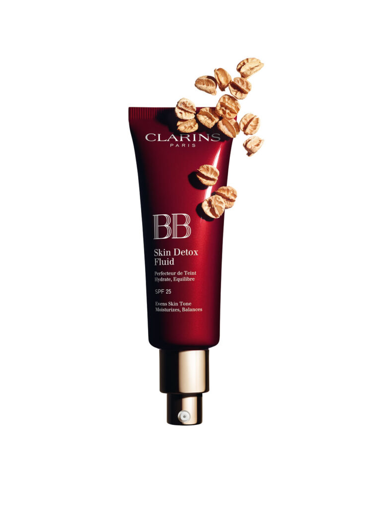 Visual de Clarins BB Skin Detox Fluid SPF 25 con semillas de acerola.