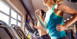 Desodorantes sin sales de aluminio. En la imagen, mujeres haciendo deporte en un gimnasio.