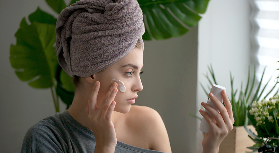 Mujer que se está aplicando crema facial, foto para el artículo sin parabenos