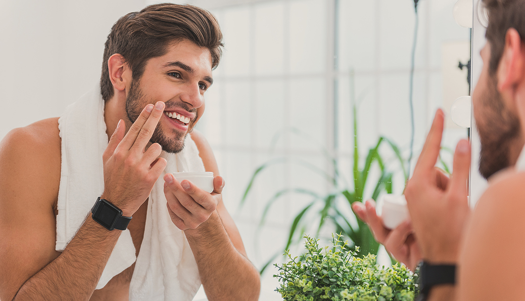 Hombre aplicándose crema facial para el post cremas para el hombre