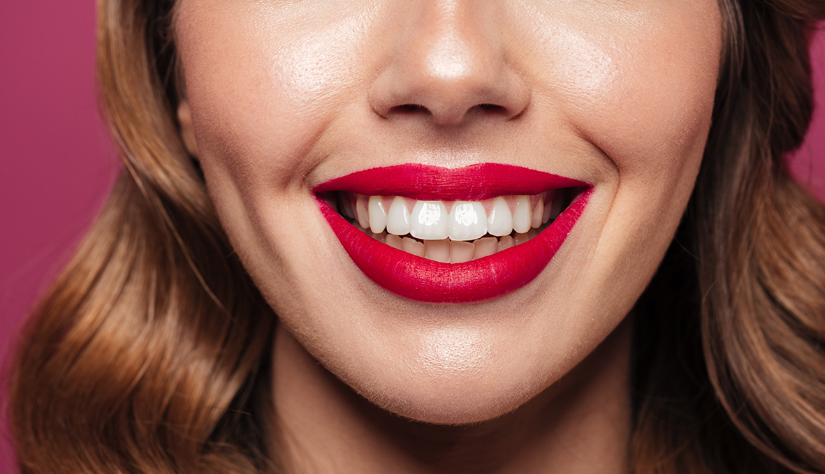 Chica con los labios pintados para el artículo Stanpa OCU ingredientes tóxicos en los labiales