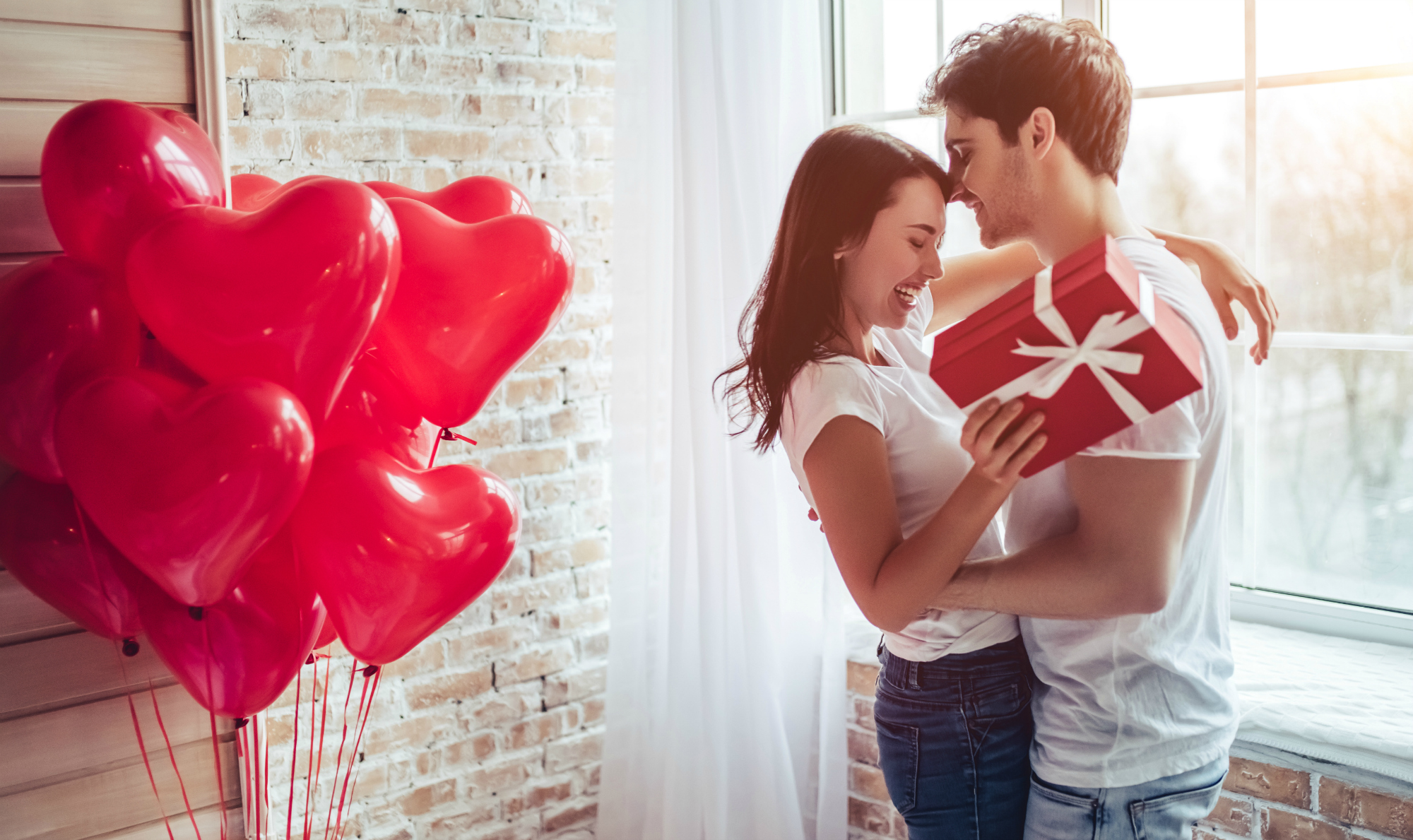 Pareja de chico y chica haciéndose un regalo por San Valentín