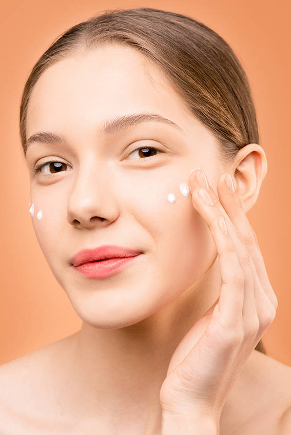 Mujer aplicándose crema facial