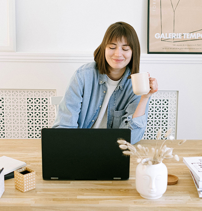 Mujer trabajando con el ordenador. Para el artículo El consumidor post-Covid, a examen