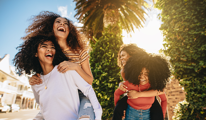 pelo rizado, curly girl: en la imagen, un grupo de chicas jóvenes con cabello rizado