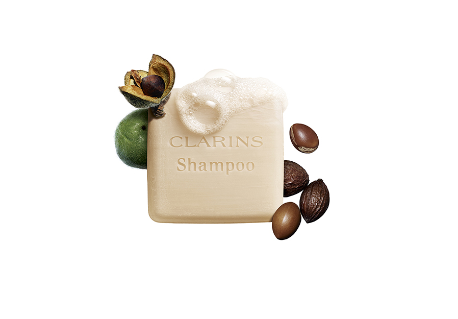 Shampooing solide nourrissant de Clarins combina aceite de argán y de camelia.