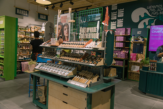 El concepto sostenible está presente en toda la tienda de Vigo de The Body Shop, que cuenta con un mobiliario elaborado con materiales reciclados.