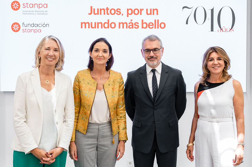 Verónica Fisas, presidenta de Stanpa y de la Fundación Stanpa; Reyes Maroto, ministra de Industria; Mac Puig, presidente de Puig y vicepresidente de Stanpa; y Val Díez, directora general de Stanpa.