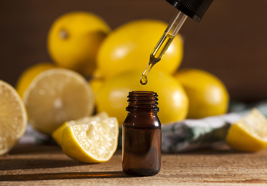 El aceite esencial de limón podría ayudar a frenar procesos neurodegenerativos derivados de la inflamación y el estrés oxidativo del cerebro.